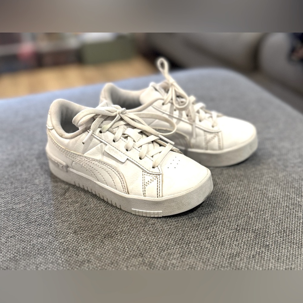 White classic lace-up Puma running shoes